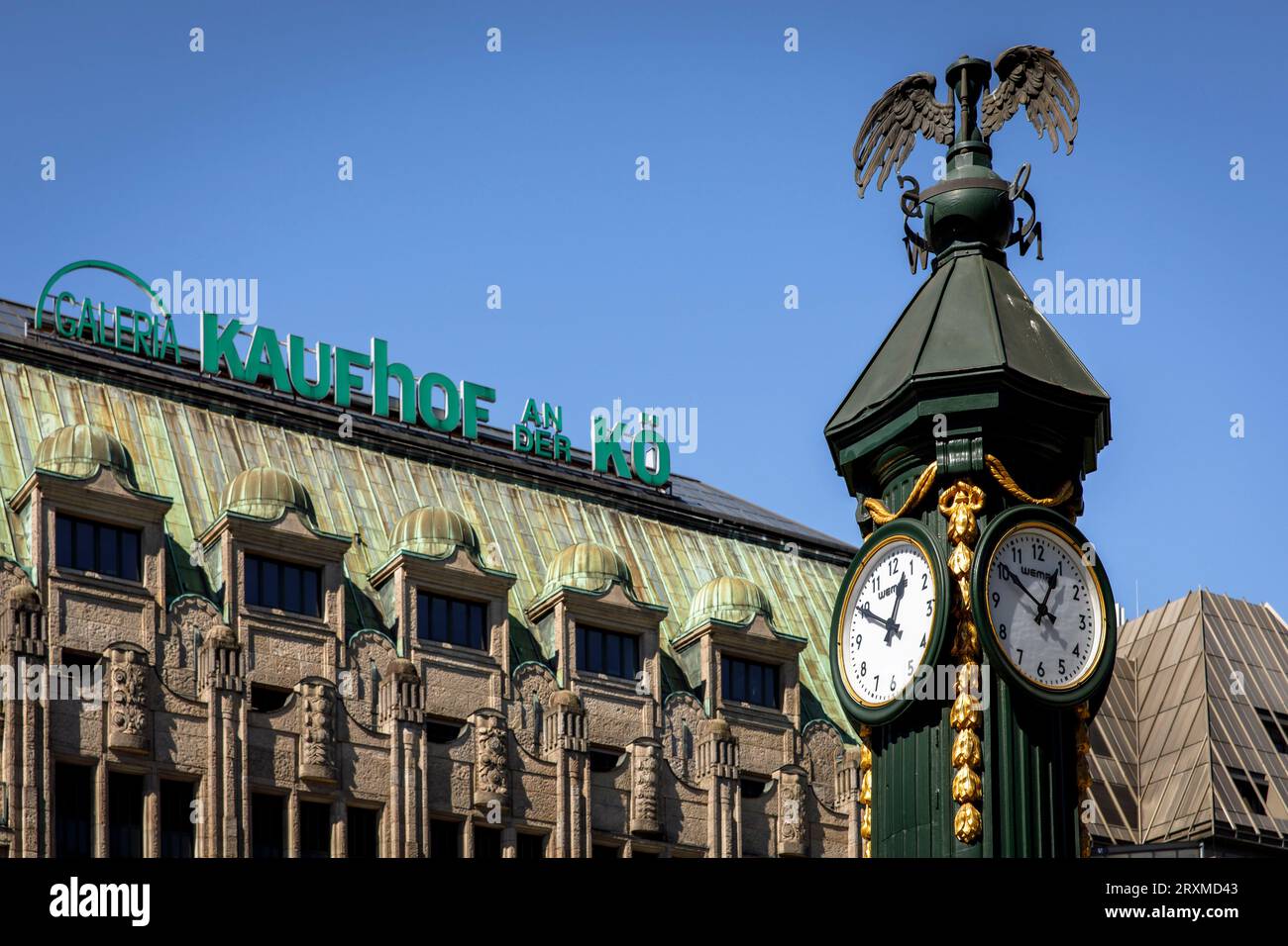 Uhr Gruene Mathilde auf dem Corneliusplatz vor dem Kaufhof Galeria an der Koe an der Königsallee, fällig Stockfoto