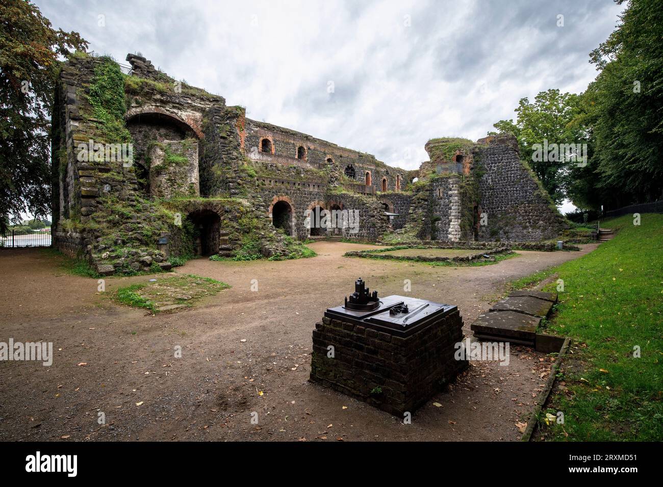 Die Ruine des Kaiserpalastes im Bezirk Kaiserswerth, Düsseldorf, Nordrhein-Westfalen, Deutschland. Die Ruine der Kaiserpfalz im Stadtteil Ka Stockfoto
