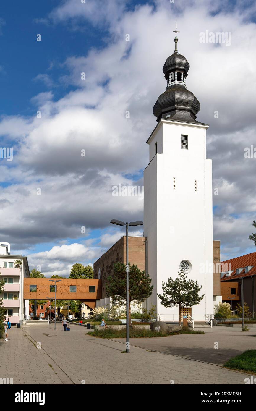 Die entweihte Kirche zur Heiligen Familie der Architekten Dominikus und Gottfried Boehm am Platz der Kinderrechte im Stadtteil Suelz, Colog Stockfoto