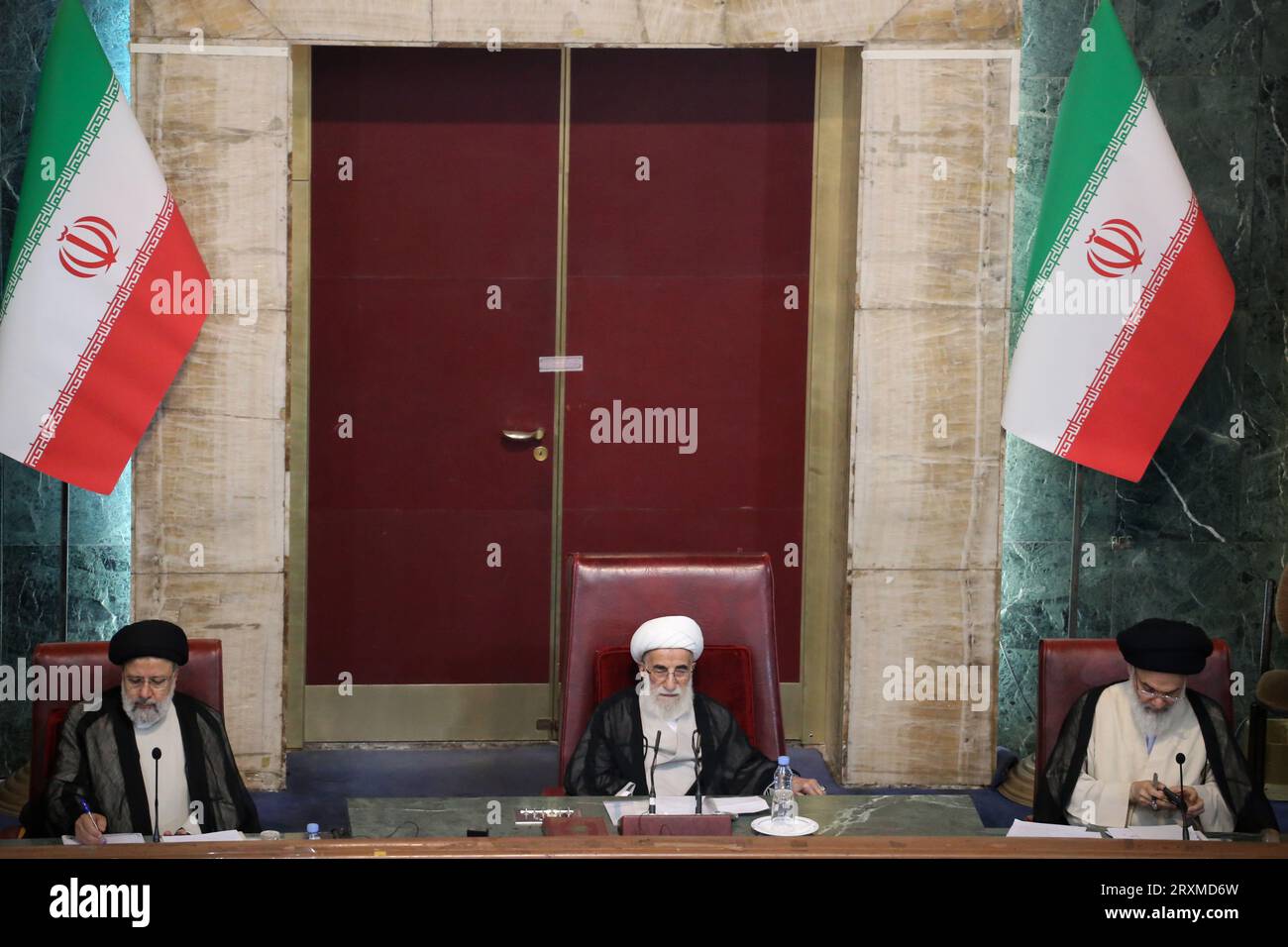 Teheran, Iran. September 2023 26. EBRAHIM RAISI (L), stellvertretender Leiter der Sachverständigenversammlung, AHMAD JANNATI (C), Leiter der einflussreichen Sachverständigenversammlung Irans, nimmt an einer Sitzung im alten iranischen Parlamentsgebäude in der Innenstadt von Teheran Teil. Die Sachverständigenversammlung im Iran ist ein Leitungsorgan, das sich aus 88 Mitgliedern zusammensetzt, die vom Volk gewählt werden. Seine Hauptaufgabe besteht darin, den Obersten Führer Irans auszuwählen und zu überwachen. Quelle: ZUMA Press, Inc./Alamy Live News Stockfoto