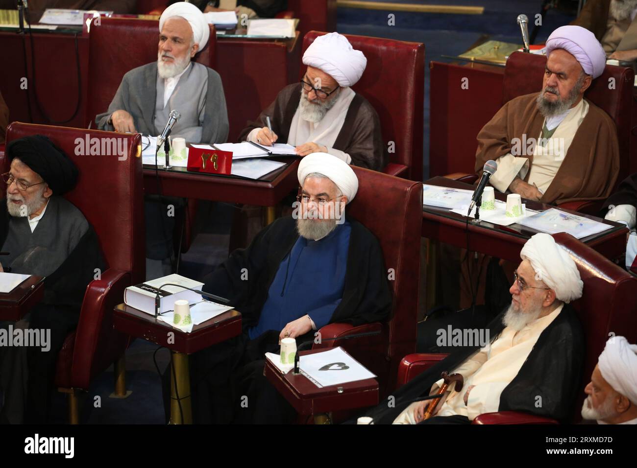 Teheran, Iran. September 2023 26. HASSAN ROUHANI (C), Mitglied der Sachverständigenversammlung, nimmt an einer Sitzung im alten iranischen Parlamentsgebäude in der Innenstadt von TEHERAN Teil. Die Sachverständigenversammlung im Iran ist ein Leitungsorgan, das sich aus 88 Mitgliedern zusammensetzt, die vom Volk gewählt werden. Seine Hauptaufgabe besteht darin, den Obersten Führer Irans auszuwählen und zu überwachen. Quelle: ZUMA Press, Inc./Alamy Live News Stockfoto