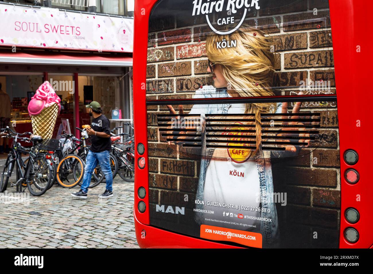 Werbung für das Hard Rock Café in einem Sightseeing-Bus, großer Eisstand vor einem Eisdiele auf der Burgmauer bei Dom, Ger Stockfoto