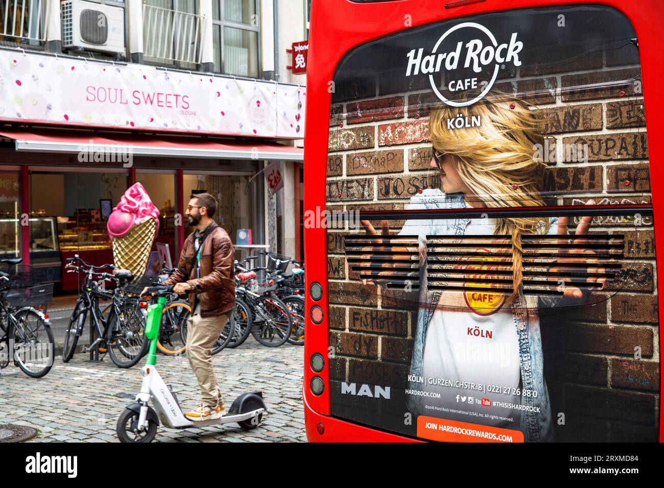Werbung für das Hard Rock Café in einem Sightseeing-Bus, großer Eisstand vor einem Eisdiele auf der Burgmauer bei Dom, Ger Stockfoto