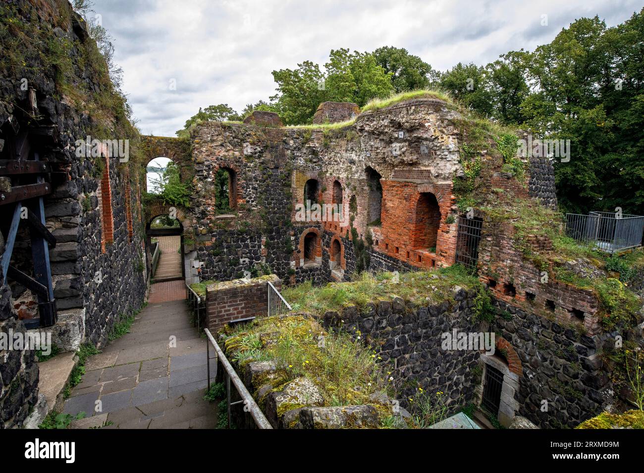 Die Ruine des Kaiserpalastes im Bezirk Kaiserswerth, Düsseldorf, Nordrhein-Westfalen, Deutschland. Die Ruine der Kaiserpfalz im Stadtteil Ka Stockfoto