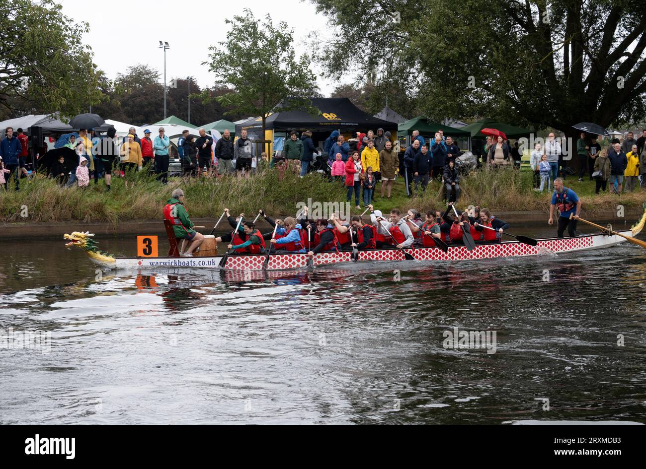 Dragon Boat Racing, River Avon, Warwick, Warwickshire, England, UK Stockfoto