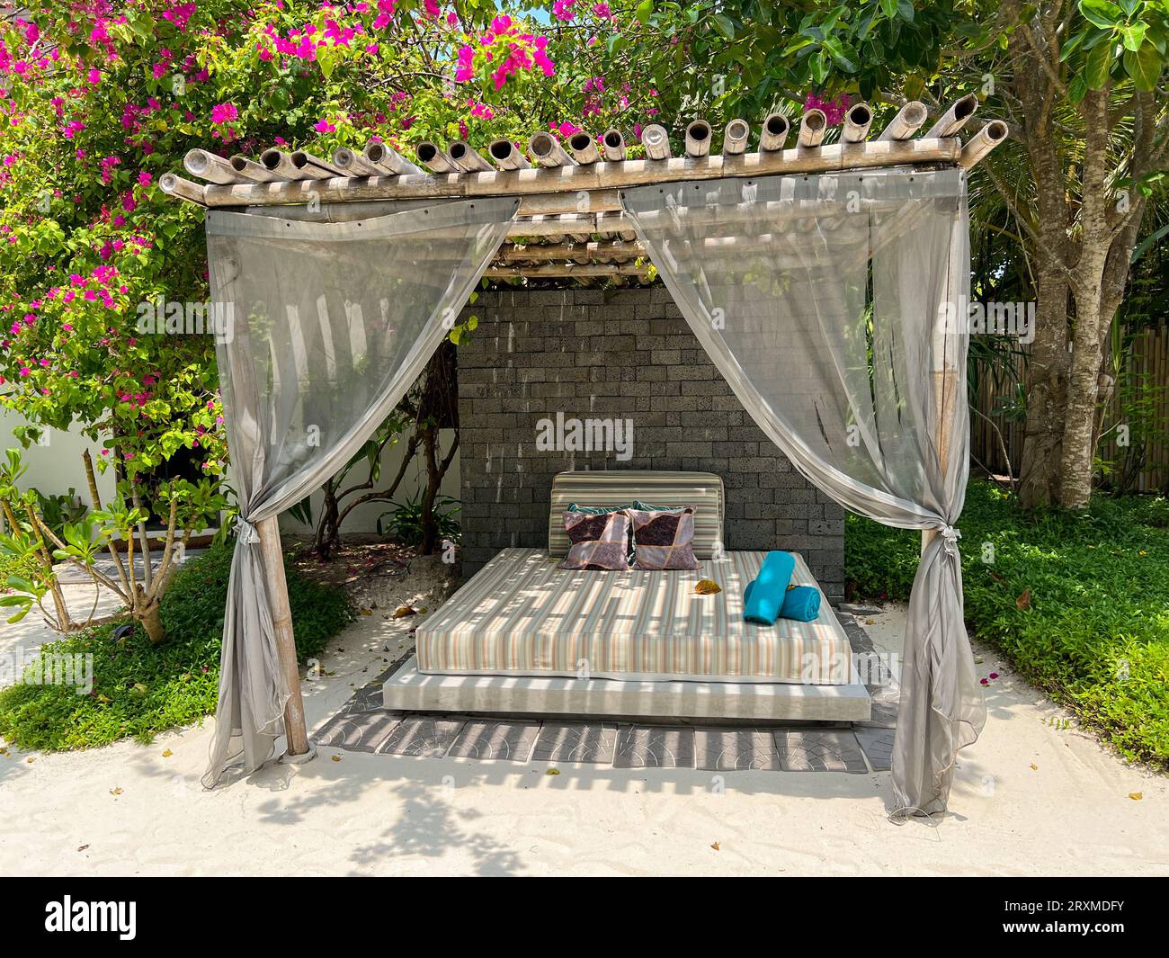 Fushifaru, Malediven - 3. Mai 2022 : großes Außenbett für eine Entspannung vor oder nach der Behandlung im Heylhi Spa im Boutique-Resort Fushifaru in t Stockfoto