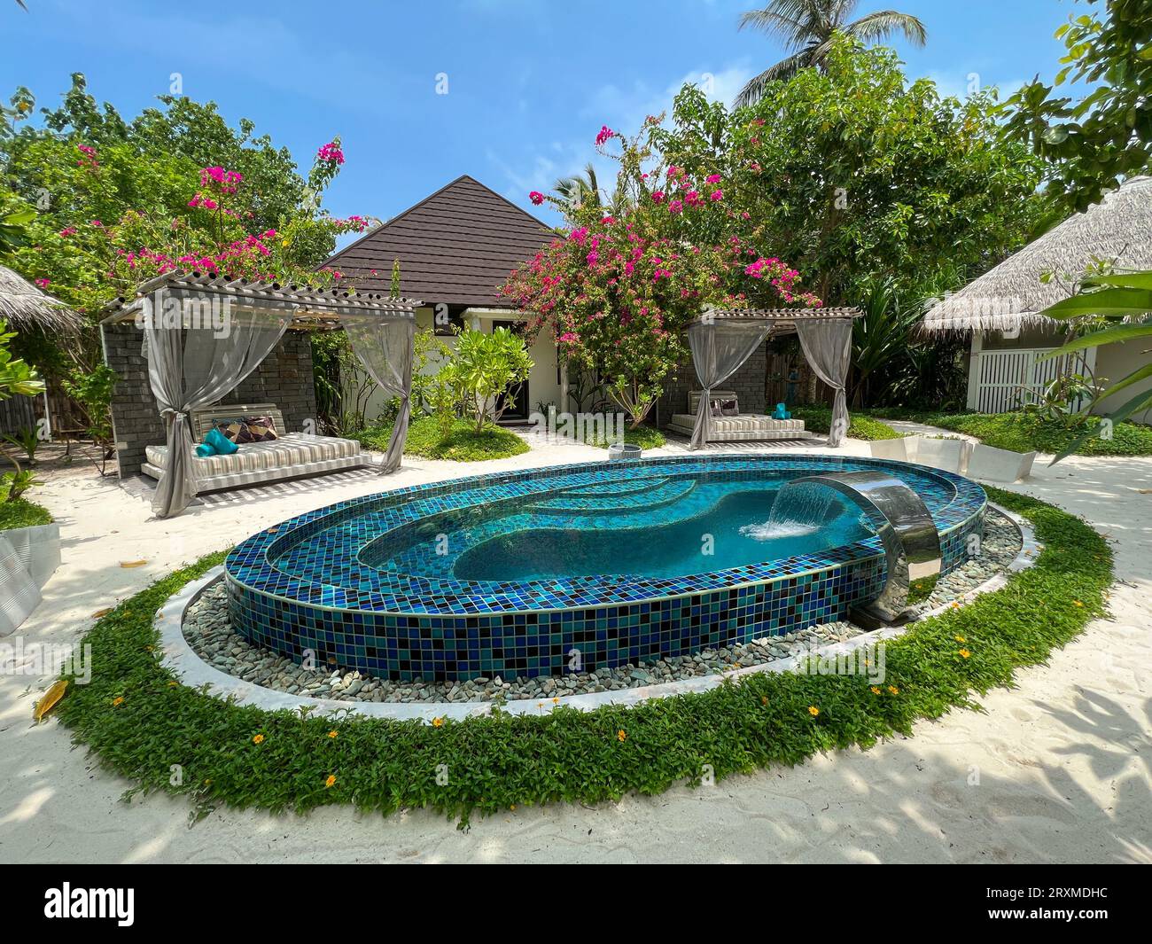 Fushifaru, Malediven - 3. Mai 2022 : schöner Pool und große Außenbetten für eine Entspannung vor oder nach der Behandlung im Heylhi Spa im Boutique F Stockfoto