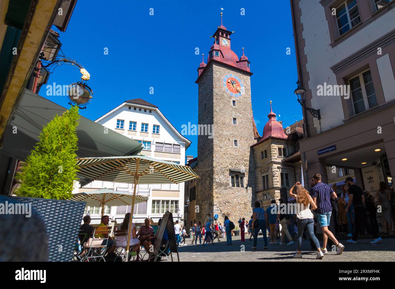 Toller Blick auf den Rathausturm am Kornmarkt in der Altstadt von Luzern. Der Turm wurde im Hochmittelalter errichtet und diente später als... Stockfoto