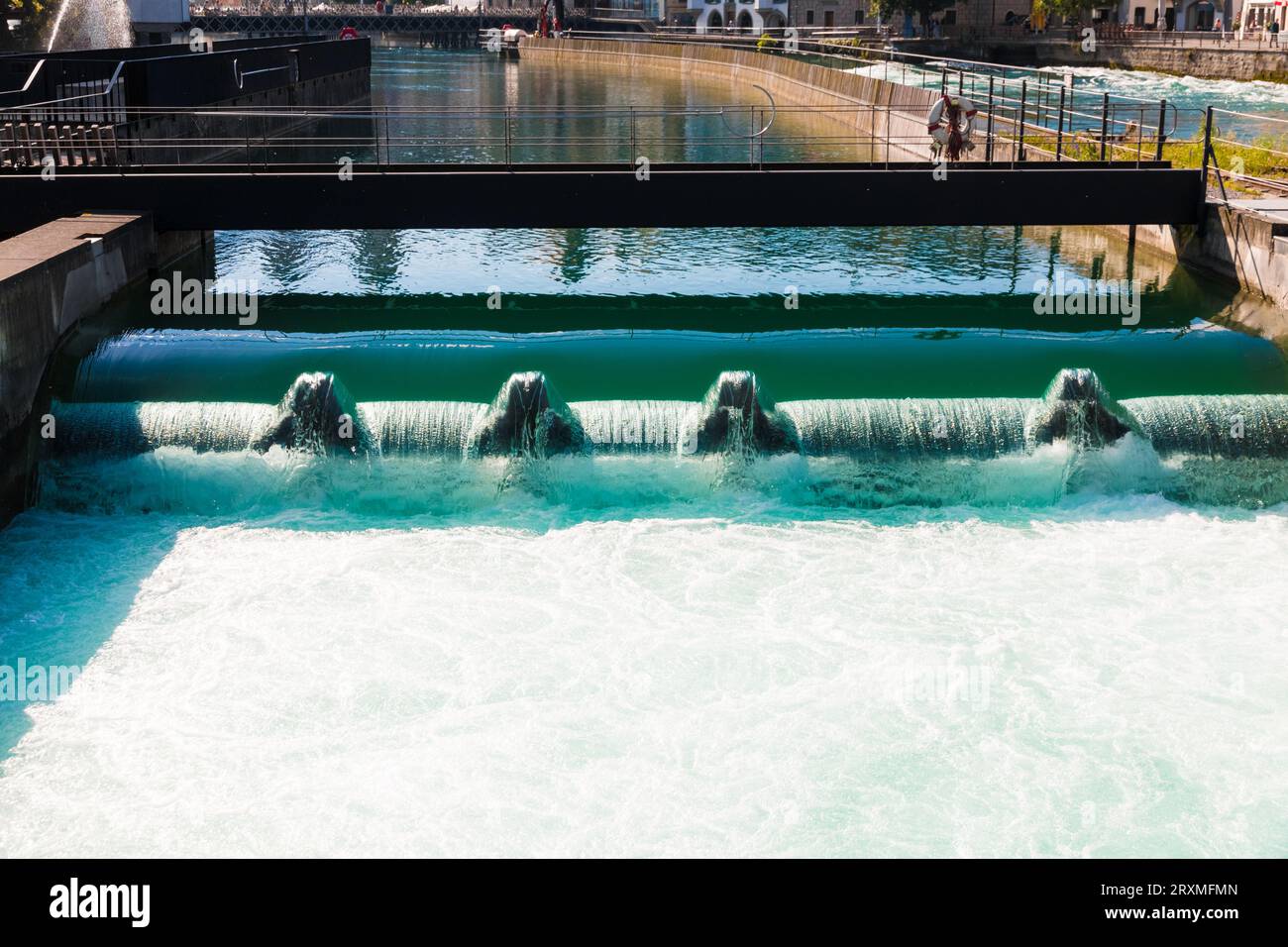 Tolle Nahsicht auf das renovierte Wasserkraftwerk Mühlenplatz in Luzern, ausgestattet mit modernster Technik. Es produziert... Stockfoto