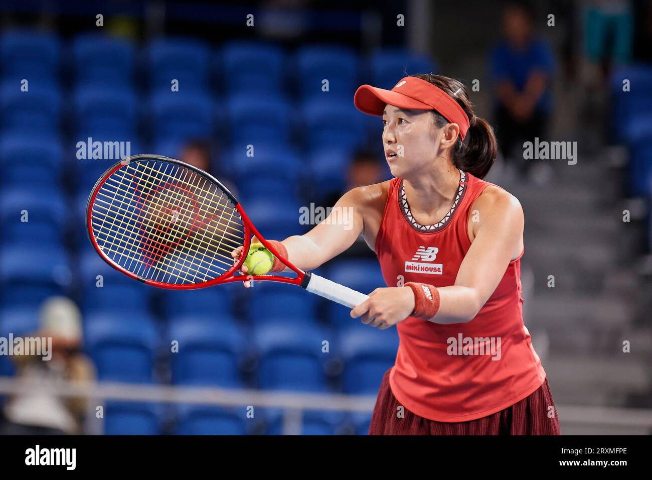 Tokio, Japan. September 2023 26. Misaki DOI (JPN) in Aktion gegen Petra MARTIC (CRO) während ihres Frauen-Einzelspiels am zweiten Tag des TORAY PAN PACIFIC OPEN TENNIS Turniers 2023 im Ariake Coliseum. Das Turnier findet vom 25. September bis zum 1. Oktober statt. Doi gewann 7:5, 6:2. (Bild: © Rodrigo Reyes Marin/ZUMA Press Wire) NUR REDAKTIONELLE VERWENDUNG! Nicht für kommerzielle ZWECKE! Stockfoto