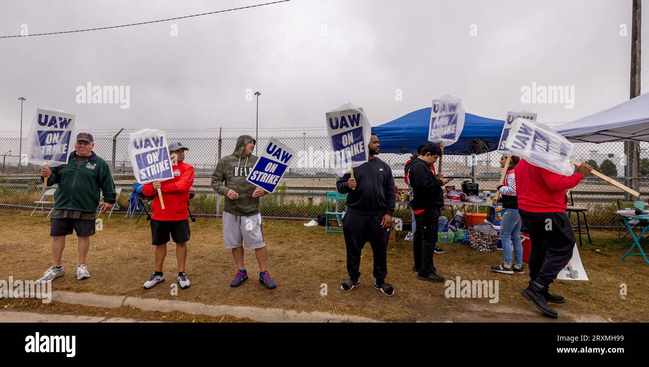 Akron, USA. September 2023 25. TOLEDO, OHIO – SEPTEMBER 25: Mitglieder der United Auto Workers aus Toledo, einem lokalen 12-Gewerkschaftsstreik im Stellantis-Werk am 25. SEPTEMBER 2023 in Toledo, Ohio. UAW-Mitarbeiter aus Nordost-Ohio haben sich Tausenden im ganzen Land angeschlossen, die gleichzeitig einen Streik gegen die drei großen Automobilhersteller Ford, General Motors und Stellantis eskalieren. (Foto: Michael Nigro/SIPA USA) Credit: SIPA USA/Alamy Live News Stockfoto