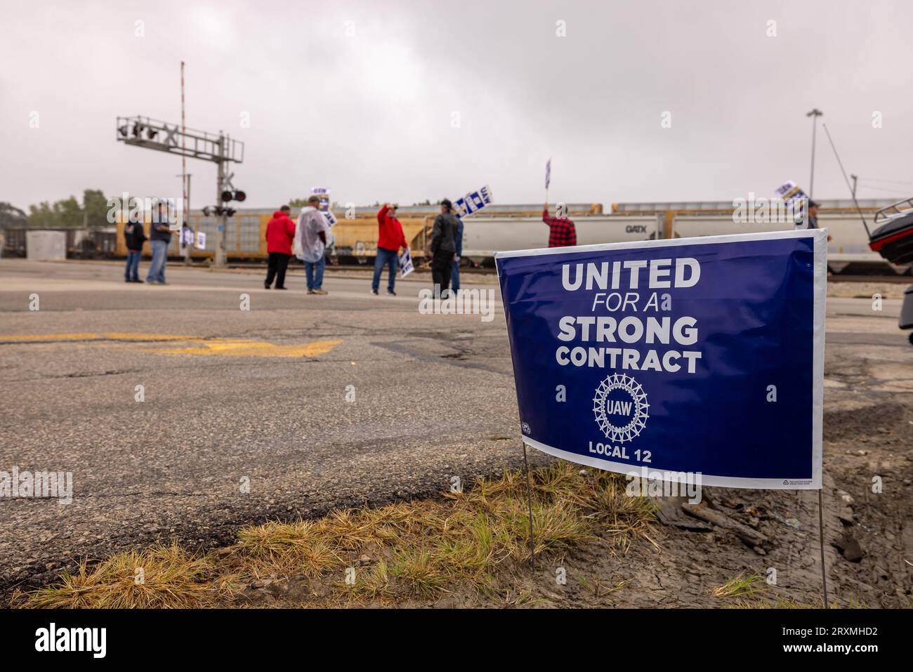 Akron, USA. September 2023 25. TOLEDO, OHIO – SEPTEMBER 25: Mitglieder der United Auto Workers aus Toledo, einem lokalen 12-Gewerkschaftsstreik im Stellantis-Werk am 25. SEPTEMBER 2023 in Toledo, Ohio. UAW-Mitarbeiter aus Nordost-Ohio haben sich Tausenden im ganzen Land angeschlossen, die gleichzeitig einen Streik gegen die drei großen Automobilhersteller Ford, General Motors und Stellantis eskalieren. (Foto: Michael Nigro/SIPA USA) Credit: SIPA USA/Alamy Live News Stockfoto