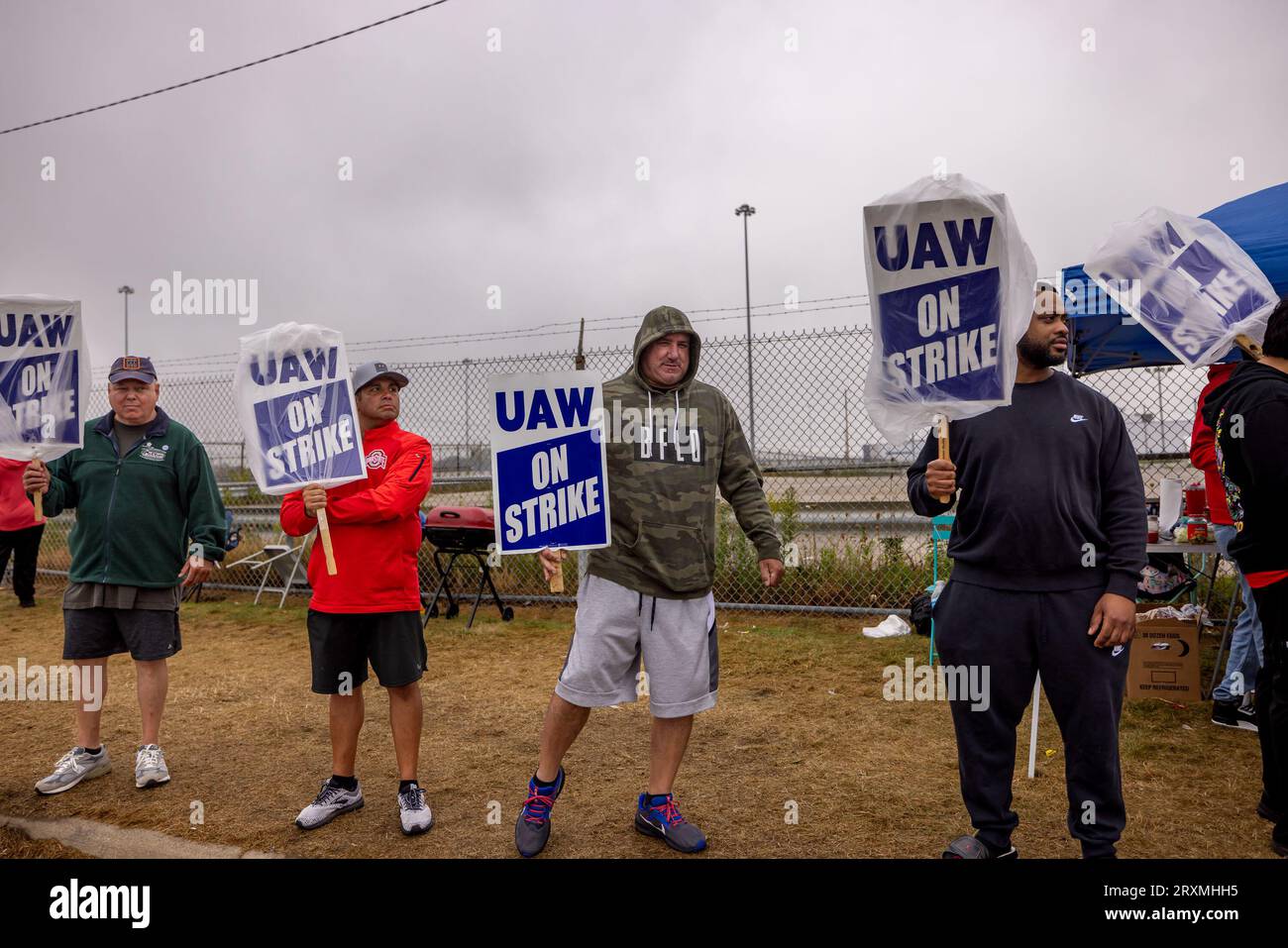 Akron, USA. September 2023 25. TOLEDO, OHIO – SEPTEMBER 25: Mitglieder der United Auto Workers aus Toledo, einem lokalen 12-Gewerkschaftsstreik im Stellantis-Werk am 25. SEPTEMBER 2023 in Toledo, Ohio. UAW-Mitarbeiter aus Nordost-Ohio haben sich Tausenden im ganzen Land angeschlossen, die gleichzeitig einen Streik gegen die drei großen Automobilhersteller Ford, General Motors und Stellantis eskalieren. (Foto: Michael Nigro/SIPA USA) Credit: SIPA USA/Alamy Live News Stockfoto