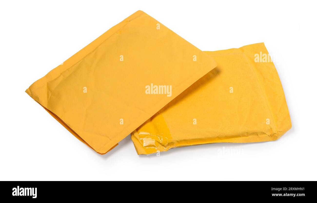 Gelbe Versandtaschen zum Verpacken von Paketen isoliert auf weißem Hintergrund. Mit Beschneidungspfad Stockfoto