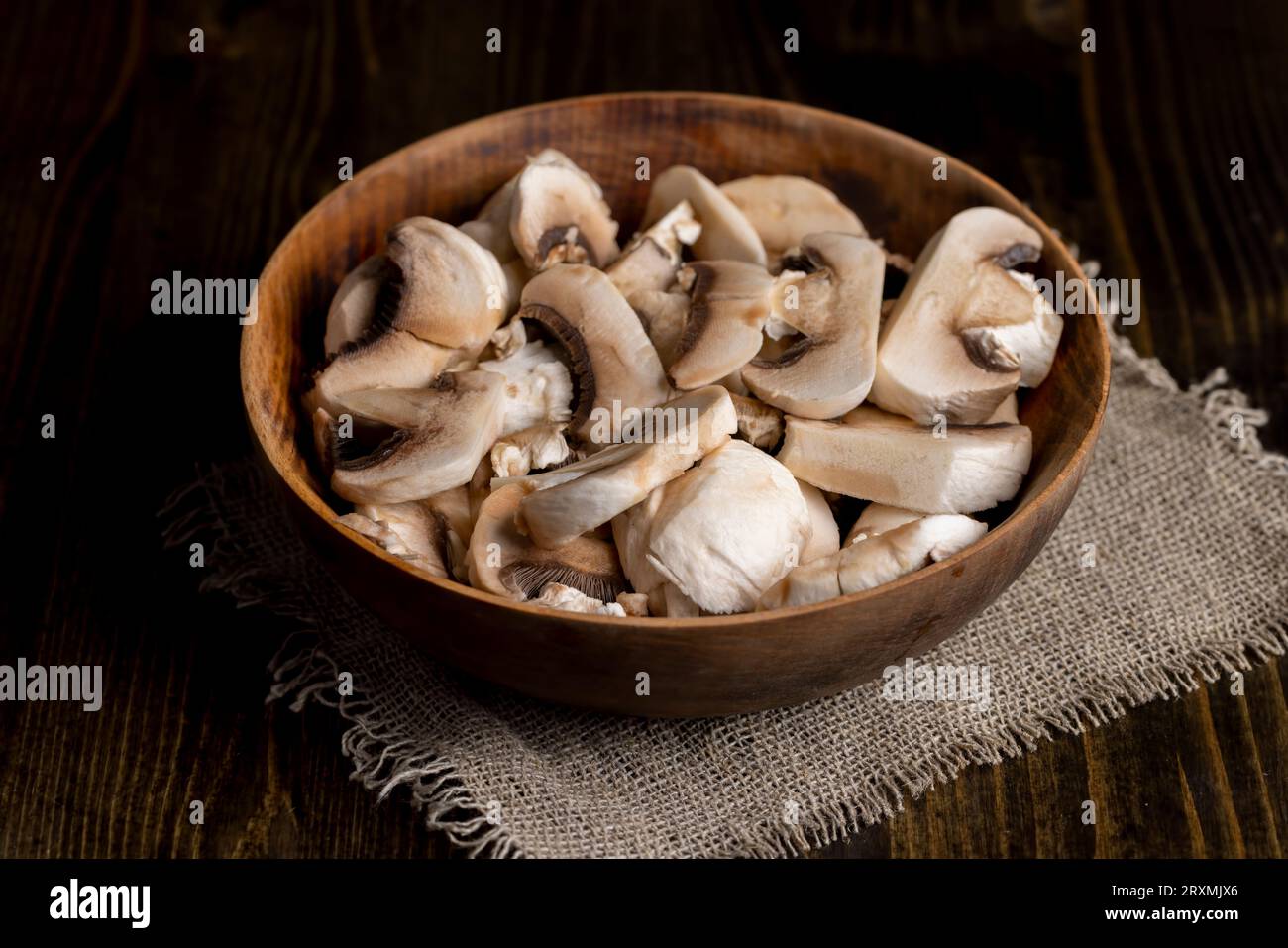 Geschälte, gewaschene und geschnittene Pilzchampignons während des Kochens, essbare und nahrhafte Pilze in Stücke geschnitten in einer Schüssel Stockfoto