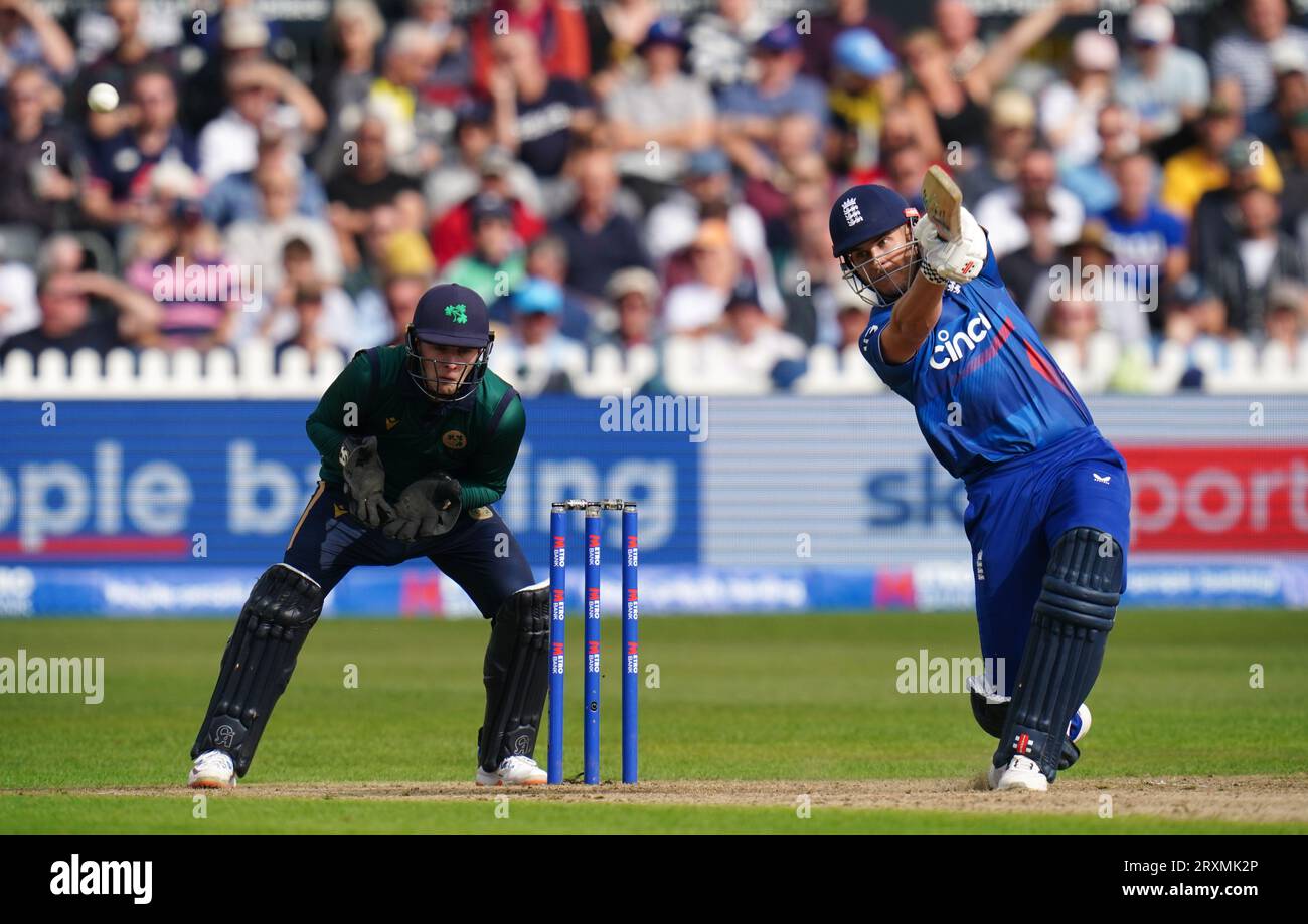 Englands Sam Hain Fledermäuse wurden von Irland Wicket Keeper Lorcan Tucker während der dritten internationalen Metro Bank im Seat Unique Stadium, Bristol, beobachtet. Bilddatum: Dienstag, 26. September 2023. Stockfoto