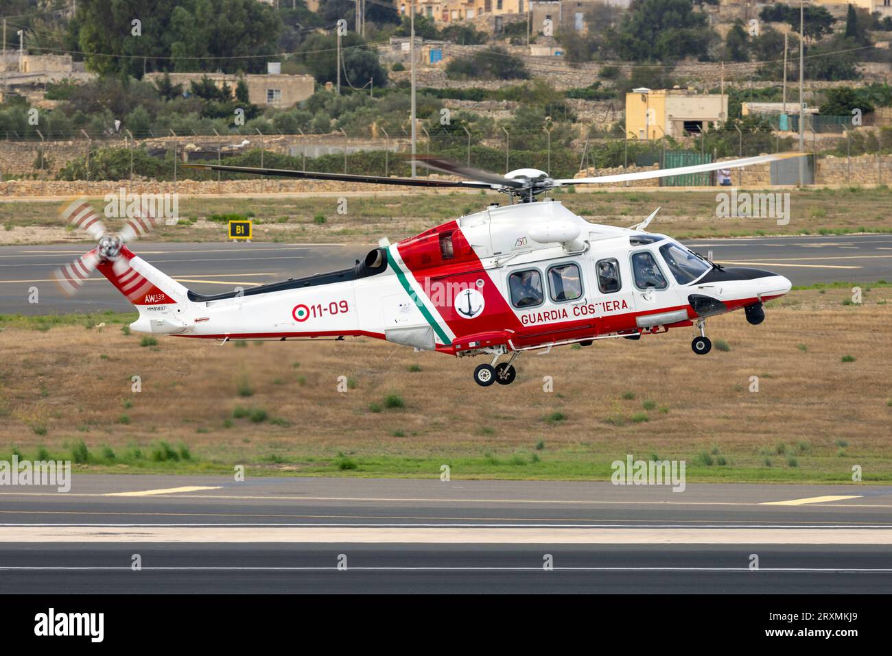 Italienische Küstenwache (Guardia Costiera) AgustaWestland AW-139 (Reg.: MM81897) mit Rückflug nach Italien. Stockfoto