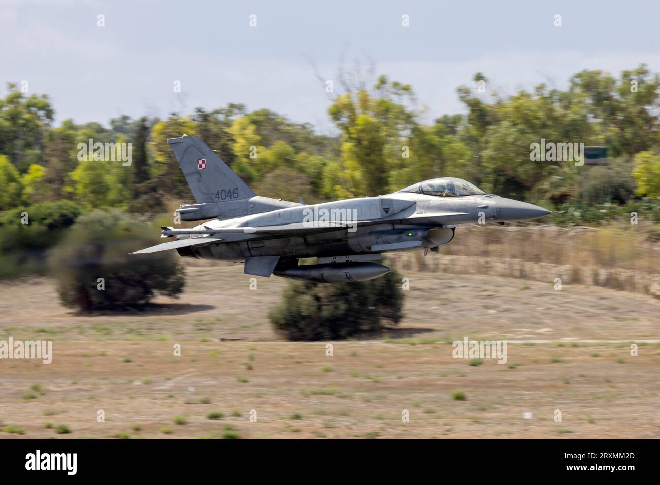 Die polnische Luftwaffe Lockheed Martin F-16CJ Fighting Falcon (Reg.: 4046) startete spektakulär von der Start- und Landebahn 31. Stockfoto