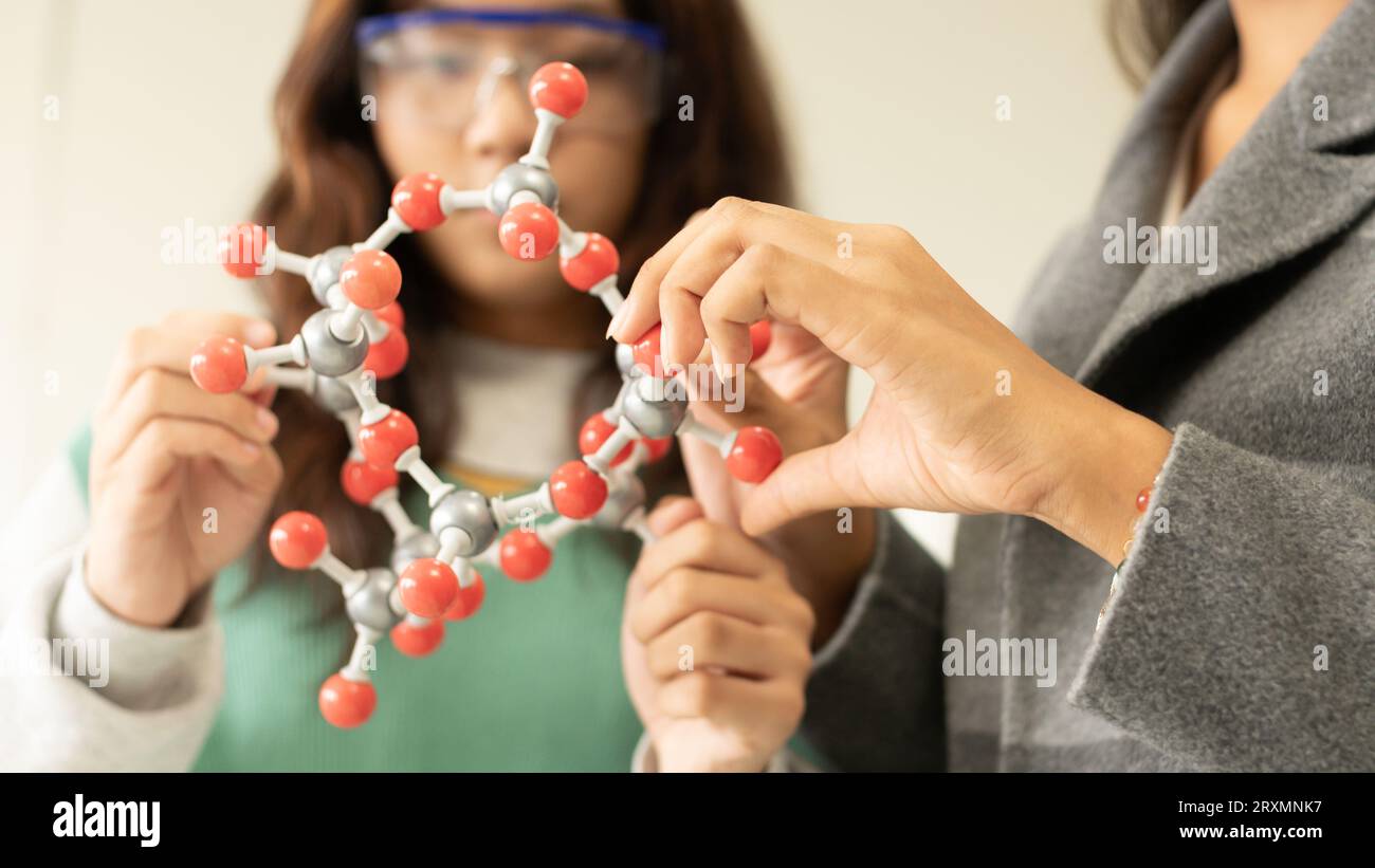 MINT-Bildungskonzept. Asiatische Kinder in der Laborforschung eine Experimentprüfung mit dem Molekülmodell. Das neue Bildungssystem im Klassenzimmer Stockfoto