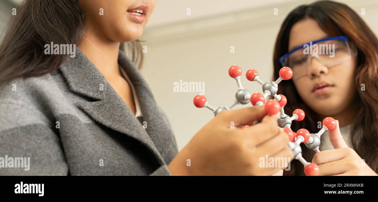 MINT-Bildungskonzept. Asiatische Kinder in der Laborforschung eine Experimentprüfung mit dem Molekülmodell. Das neue Bildungssystem im Klassenzimmer Stockfoto