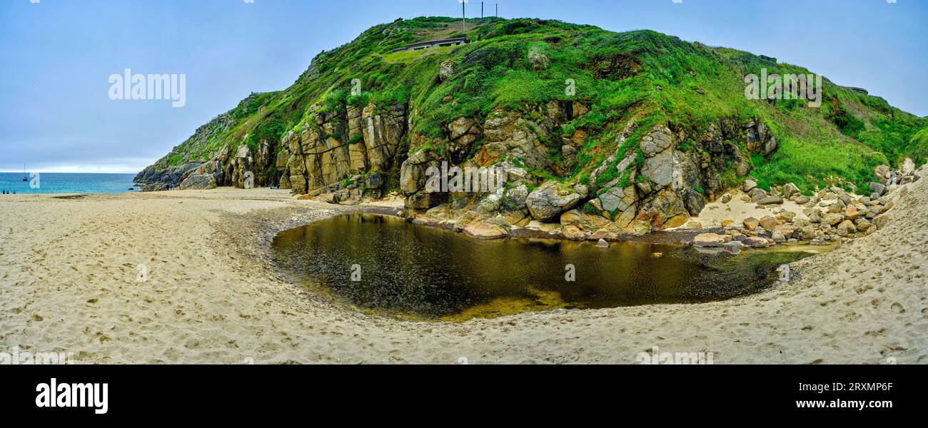 Porthcurno Beach und die umliegenden Klippen, Porthcurno, England, Großbritannien Stockfoto
