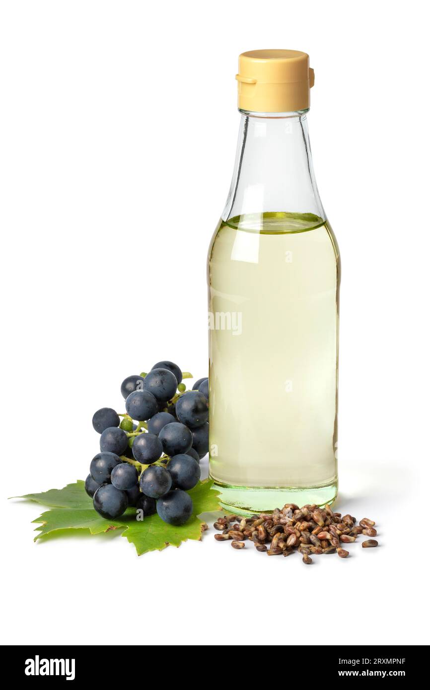 Glasflasche mit Traubenkernöl isoliert auf weißem Hintergrund Nahaufnahme Stockfoto