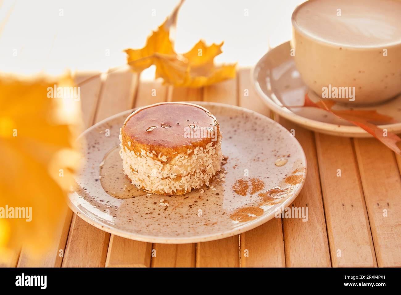 Vegetarischer gesunder Herbstkarottenkuchen mit Agavensirup. Kein Backen und kein zuckerfreier glutenfreier Kuchen mit einer Tasse Kaffee. Stockfoto