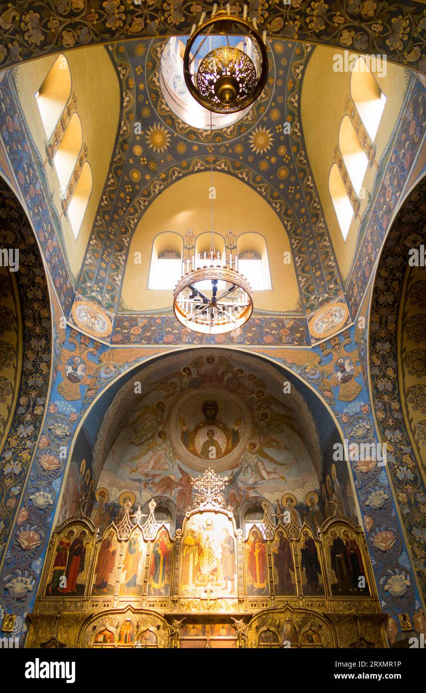 Blick auf Bilder und Gemälde in den Gewölben der Altarapsis der St. Nikolaus-Orthodoxen Kathedrale, Nizza / Cathédrale Orthodoxe Saint-Nicolas de Nizza. Russisch-orthodoxe Kathedrale in Frankreich. Der Kirchenaltar ist im Vordergrund. (135) Stockfoto