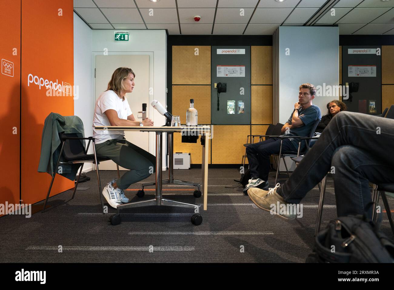 ARNHEM - Athlete Dafne Schippers hält eine Pressekonferenz über das Ende ihrer Leichtathletikkarriere. Anhaltende Rückenprobleme haben ihr in den letzten Jahren ständig Sorgen bereitet und sie daran gehindert, ihre beste Form wiederzuerlangen. Wegen ihrer Verletzungen ist sie seit einem Jahr nicht mehr am Wettbewerb beteiligt. ANP JEROEN JUMELET netherlands Out - belgium Out Credit: ANP/Alamy Live News Stockfoto