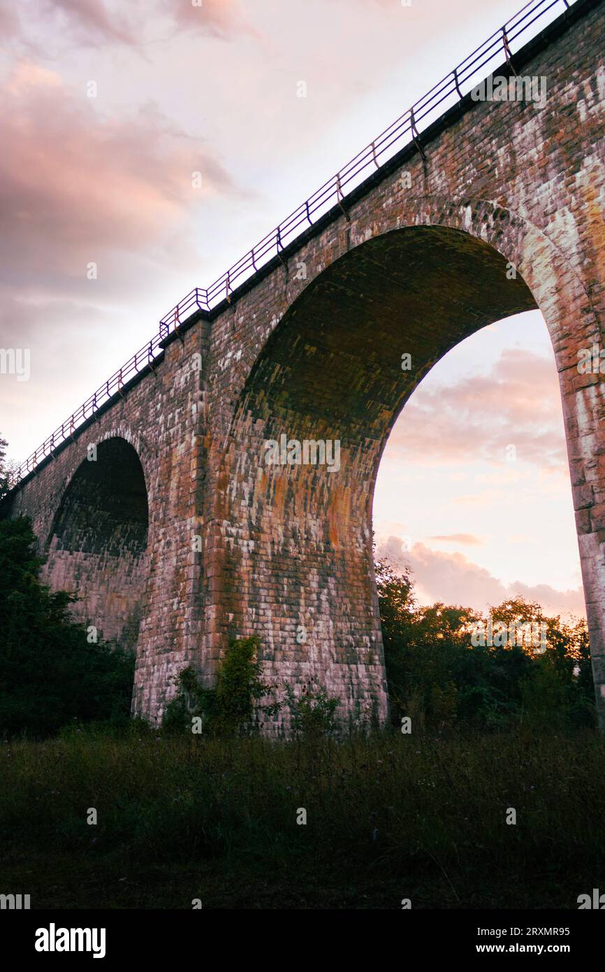 Altes Steinbahnviadukt, Viadukt Rumänien, Viadukt über einem Dorf Stockfoto