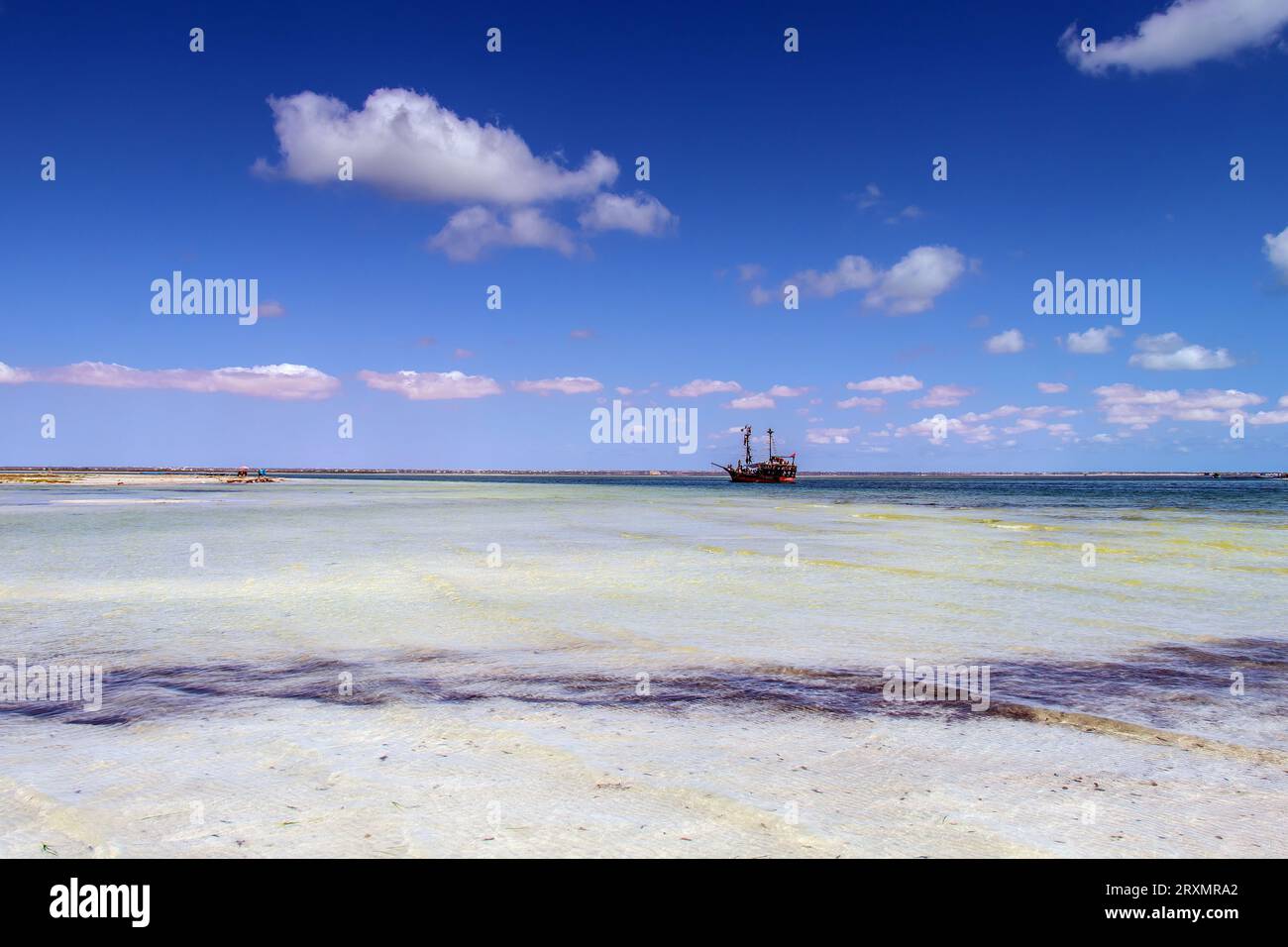 Piratenschiff-Abenteuer am Zarzis Beach, Südtunesien Stockfoto