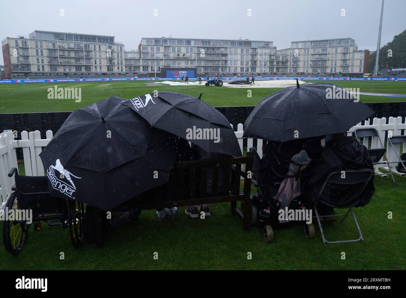 Fans können die Sonnenschirme aussteigen, wenn der Regen während der dritten Metro Bank an einem internationalen Tag im Seat Unique Stadium, Bristol, aufhört zu spielen. Bilddatum: Dienstag, 26. September 2023. Stockfoto