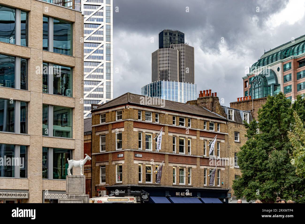 Vor einem bewölkten grauen Himmel ragt der Tower 42, früher bekannt im Nat West Tower, über den Gebäuden von Spitalfields, London, E1 Stockfoto