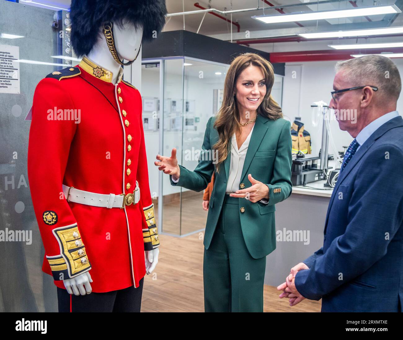 Die Prinzessin von Wales schaut auf eine scharlachrote Tunika der Guardsmans während eines Besuchs in AW Hainsworth in Leeds, einer 1783 gegründeten, familiengeführten Textilfabrik, die britische Wollstoffe, hochleistungsfähige technische Textilien und Stoffe herstellt. 1958 verkaufte der Ururgroßvater der Prinzessin William Lupton & Co an AW Hainsworth. Bilddatum: Dienstag, 26. September 2023. Stockfoto