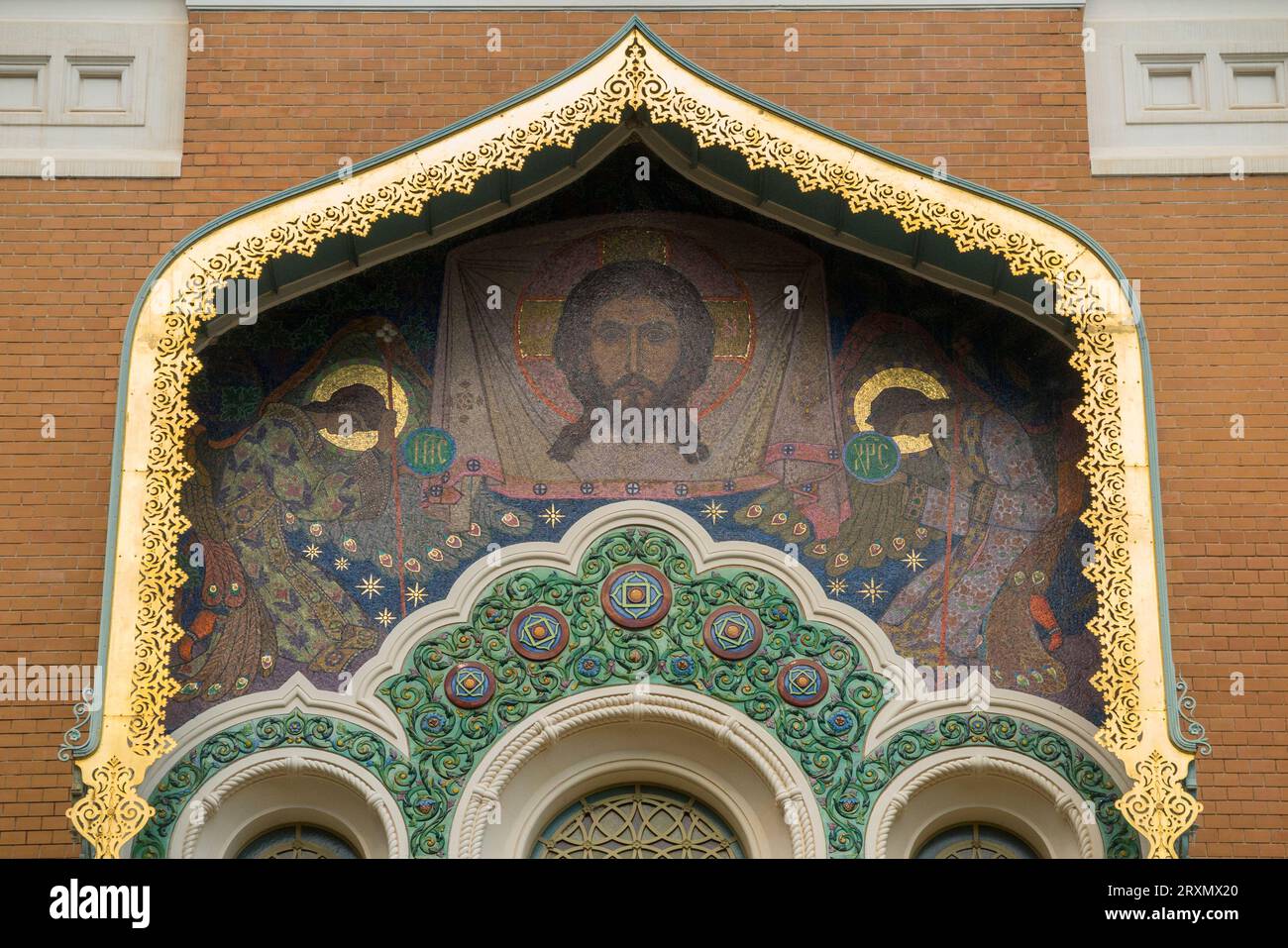 Mosaikbild und umgebende keramische Friesdekoration an der Außenwand der St. Nikolaus-orthodoxen Kathedrale, Nizza / Cathédrale Orthodoxe Saint-Nicolas de Nizza. Russisch-orthodoxe Kathedrale in Frankreich. (135) Stockfoto