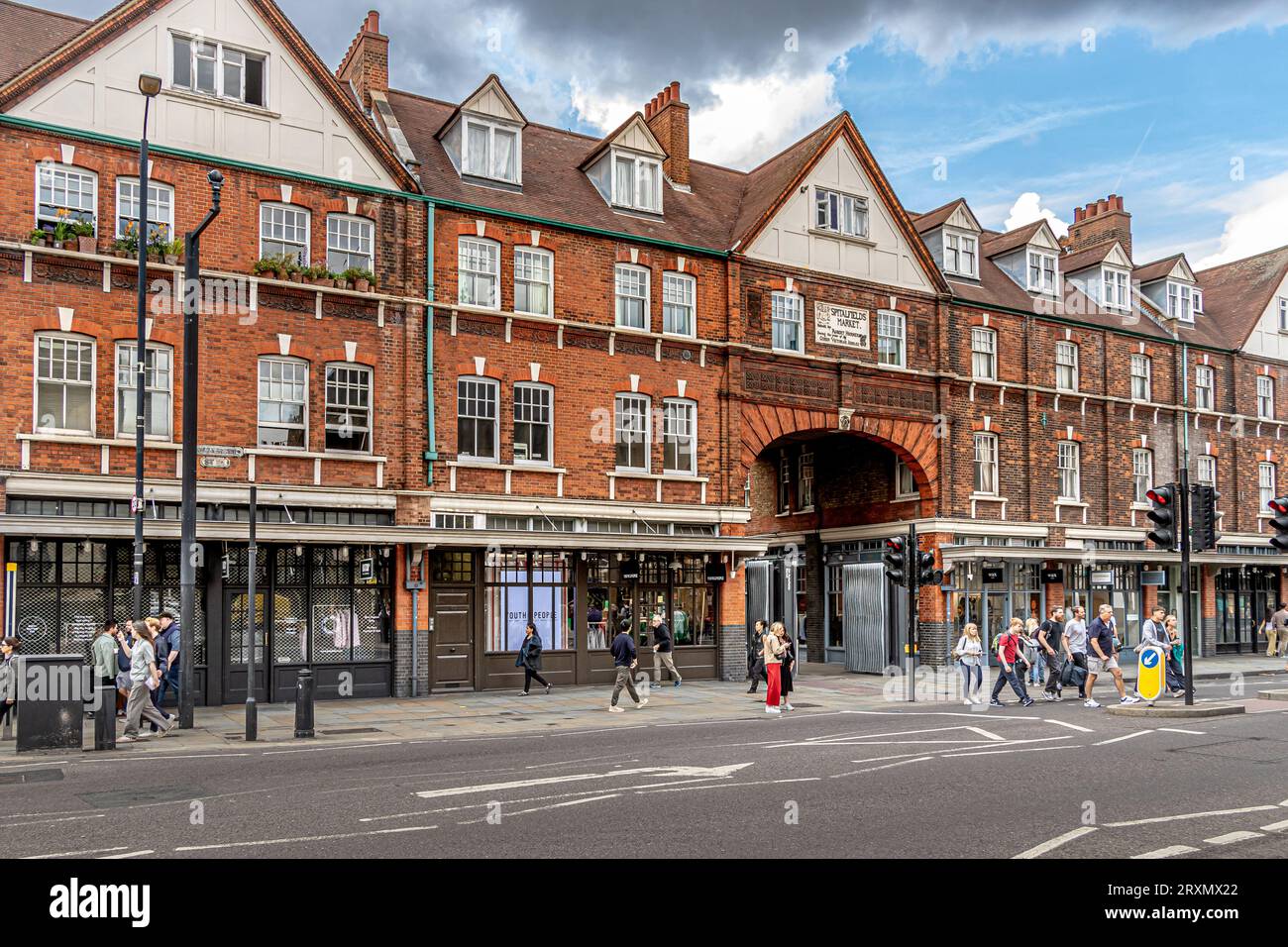 Der Eingang zum Old Spitalfields Market an der Commercial Road, London E1 Stockfoto