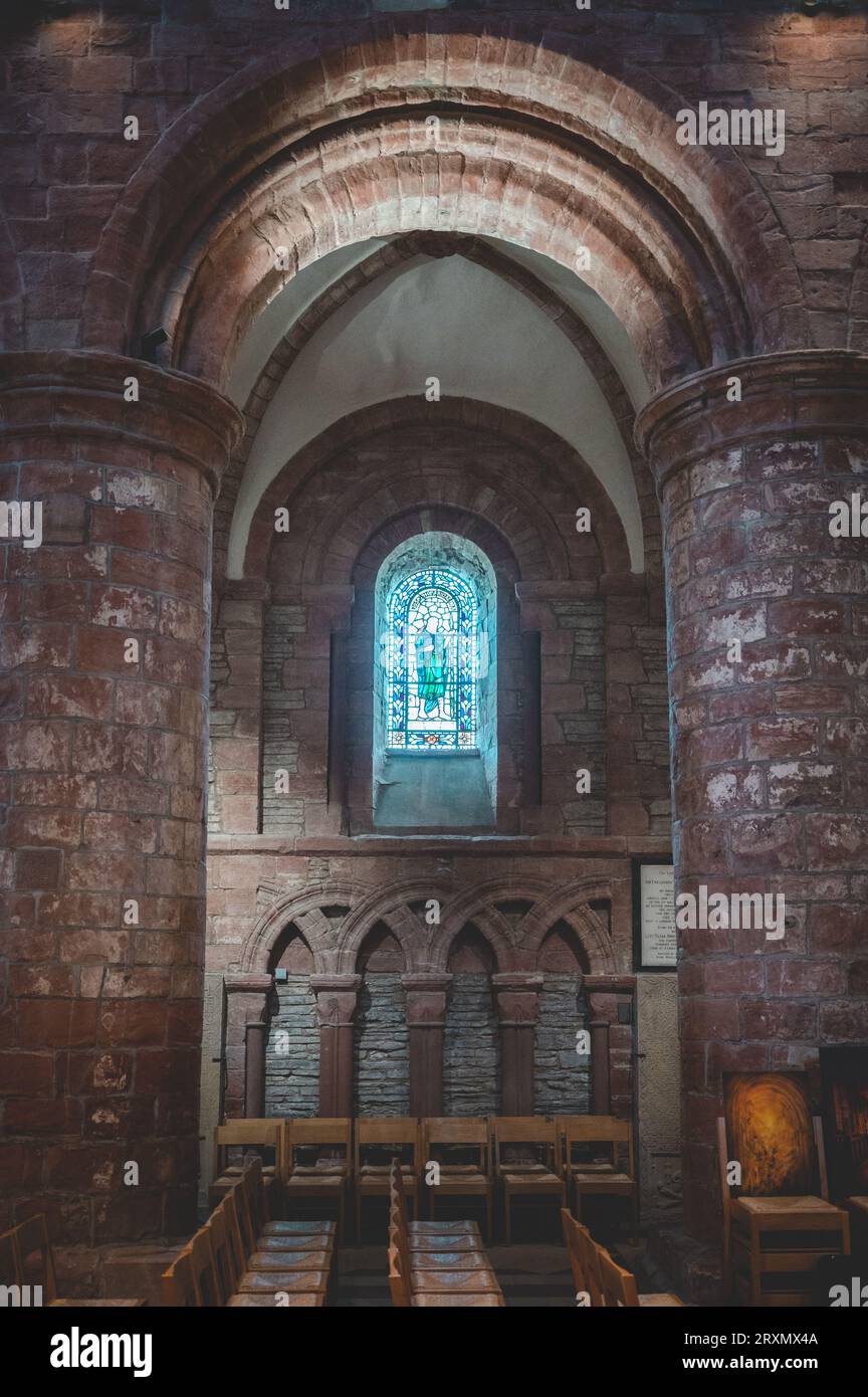 Kirchenfenster innen in der St. Magnus Kathedrale, Kirkwall vertikale Aufnahme Stockfoto
