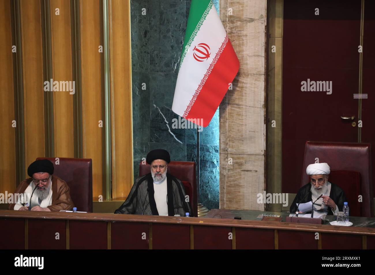 Teheran, Iran. September 2023 26. EBRAHIM RAISI (C), stellvertretender Leiter der Sachverständigenversammlung, AHMAD JANNATI (R), Leiter der einflussreichen Sachverständigenversammlung Irans, und AHMAD KHATAMI (L), ein hochrangiges Mitglied der Sachverständigenversammlung, nehmen an einer Sitzung im alten iranischen Parlamentsgebäude in der Innenstadt von Teheran Teil. Die Sachverständigenversammlung im Iran ist ein Leitungsorgan, das sich aus 88 Mitgliedern zusammensetzt, die vom Volk gewählt werden. Seine Hauptaufgabe besteht darin, den Obersten Führer Irans auszuwählen und zu überwachen. Die Versammlung besteht aus religiösen Gelehrten und Klerikern, die acht Jahre lang im Amt sind. Sie haben die Befugnis zu entfernen Stockfoto