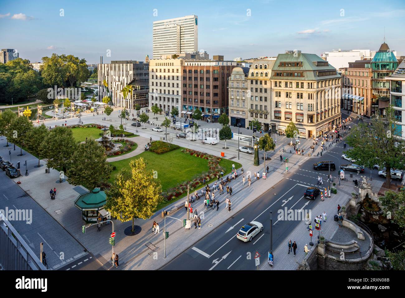 Blick auf die Kö am Cormeliusplatz, Theodor-Körner-Straße, Elberfelder Straße mit Schadow-Arkaden, Dreischeibenhaus im Hintergrund *** Blick auf die Kö am Cormeliusplatz, Theodor Körner Straße, Elberfelder Straße mit Schadow Arkaden, Dreischeibenhaus im Hintergrund Stockfoto