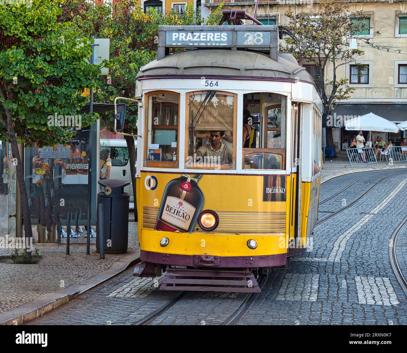 Die berühmte Straßenbahn 28, Lissabon, Portugal. Stockfoto