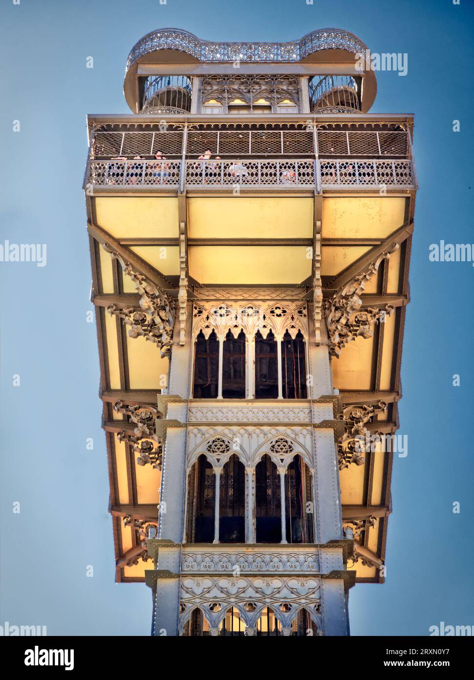 Der Santa Justa Street Elevator in Lissabon wurde von Gustav Eifel entworfen und gebaut. Stockfoto