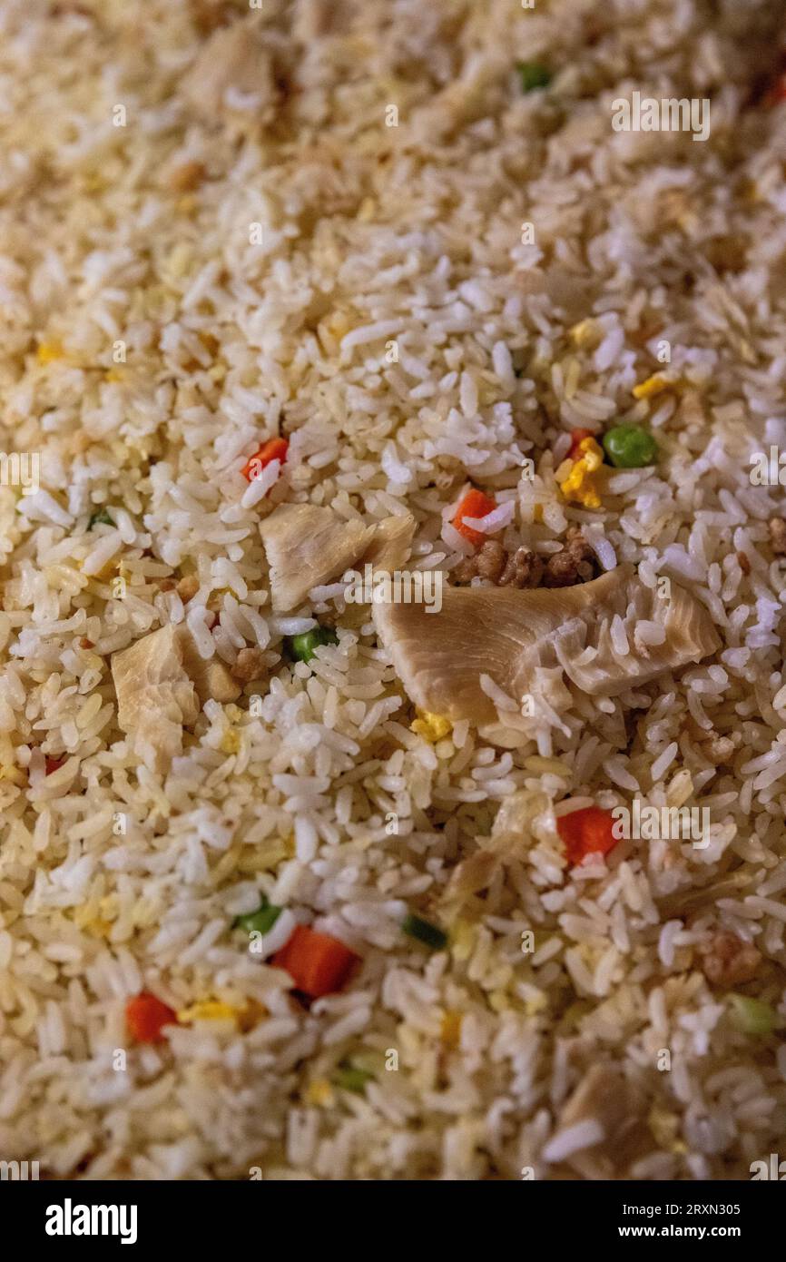 Frittierter Reis mit Hühnchen frisch zubereitet Stockfoto