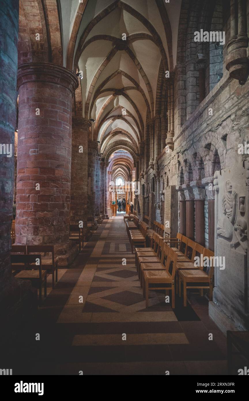 Beleuchtet im Inneren der St. Magnus Kathedrale in Kirkwall, Schottland, vertikale Aufnahme Stockfoto