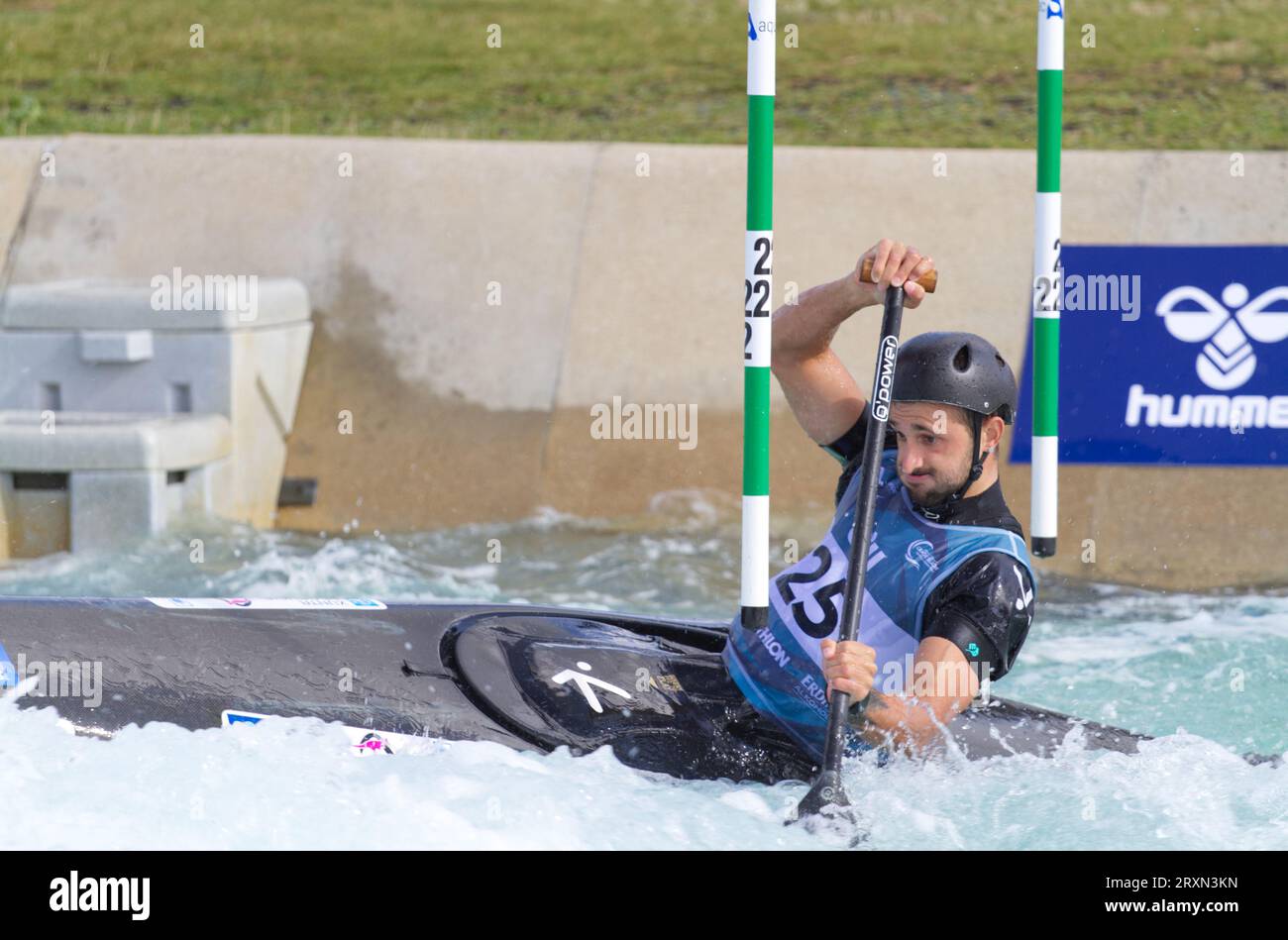 Luis Fernandez aus Spanien nimmt an der Männer-C1 der ICF Canoe Slalom World Championships Teil, die im Lee Valley White Water Centre ausgetragen werden. Stockfoto