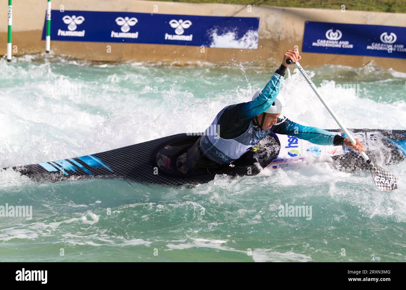 Luka Bozic aus Slowenien nimmt an der C1 der Männer bei den ICF Canoe Slalom World Championships Teil, die im Lee Valley White Water Centre ausgetragen werden. Stockfoto