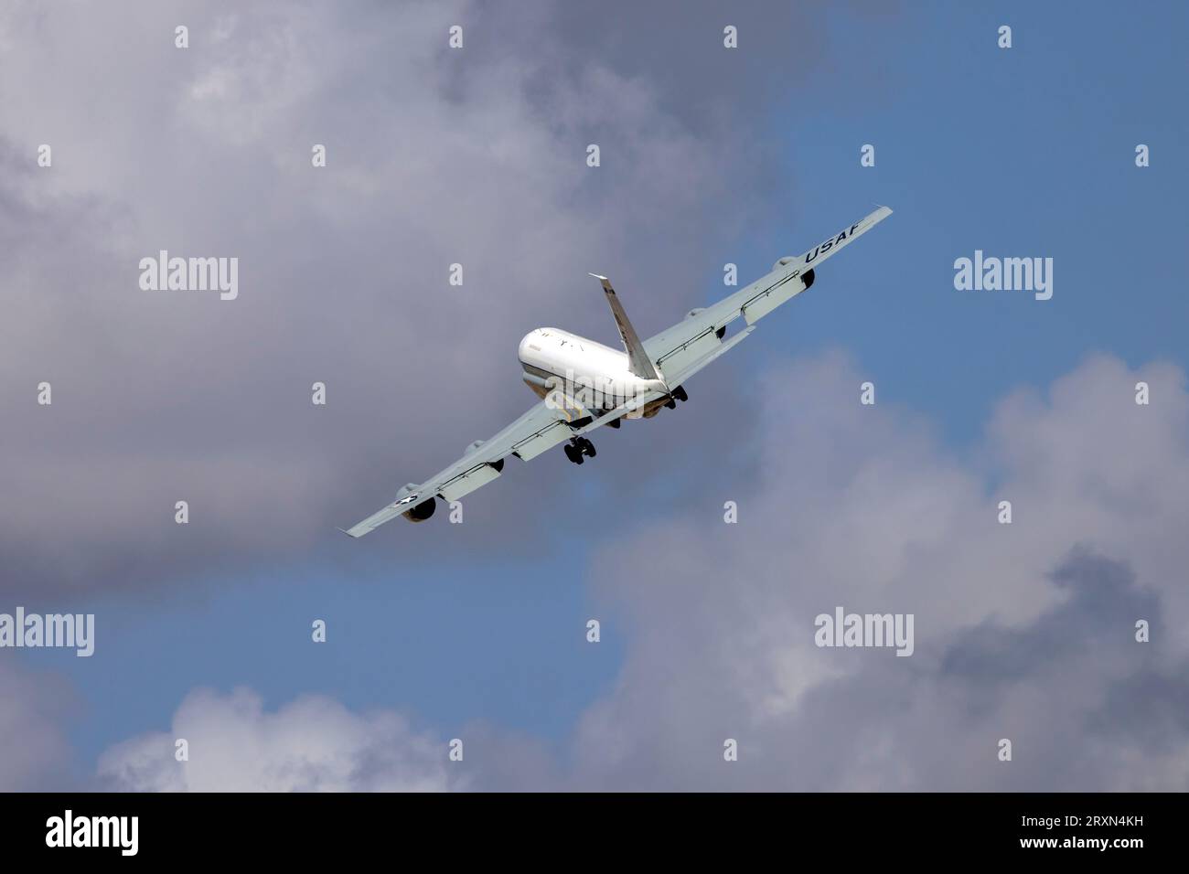 US Air Force Boeing TC-135W Stratolifter (717-158) (Reg.: 62-4127), die ein paar niedrige Pässe über die aktive Start- und Landebahn machen. Stockfoto