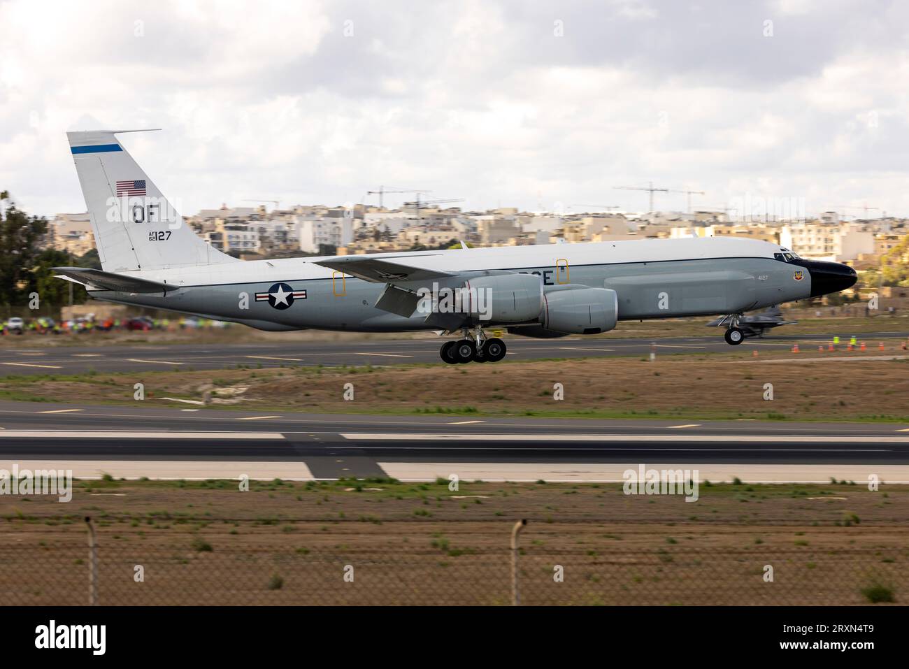 US Air Force Boeing TC-135W Stratolifter (717-158) (Reg.: 62-4127), die ein paar niedrige Pässe über die aktive Start- und Landebahn machen. Stockfoto