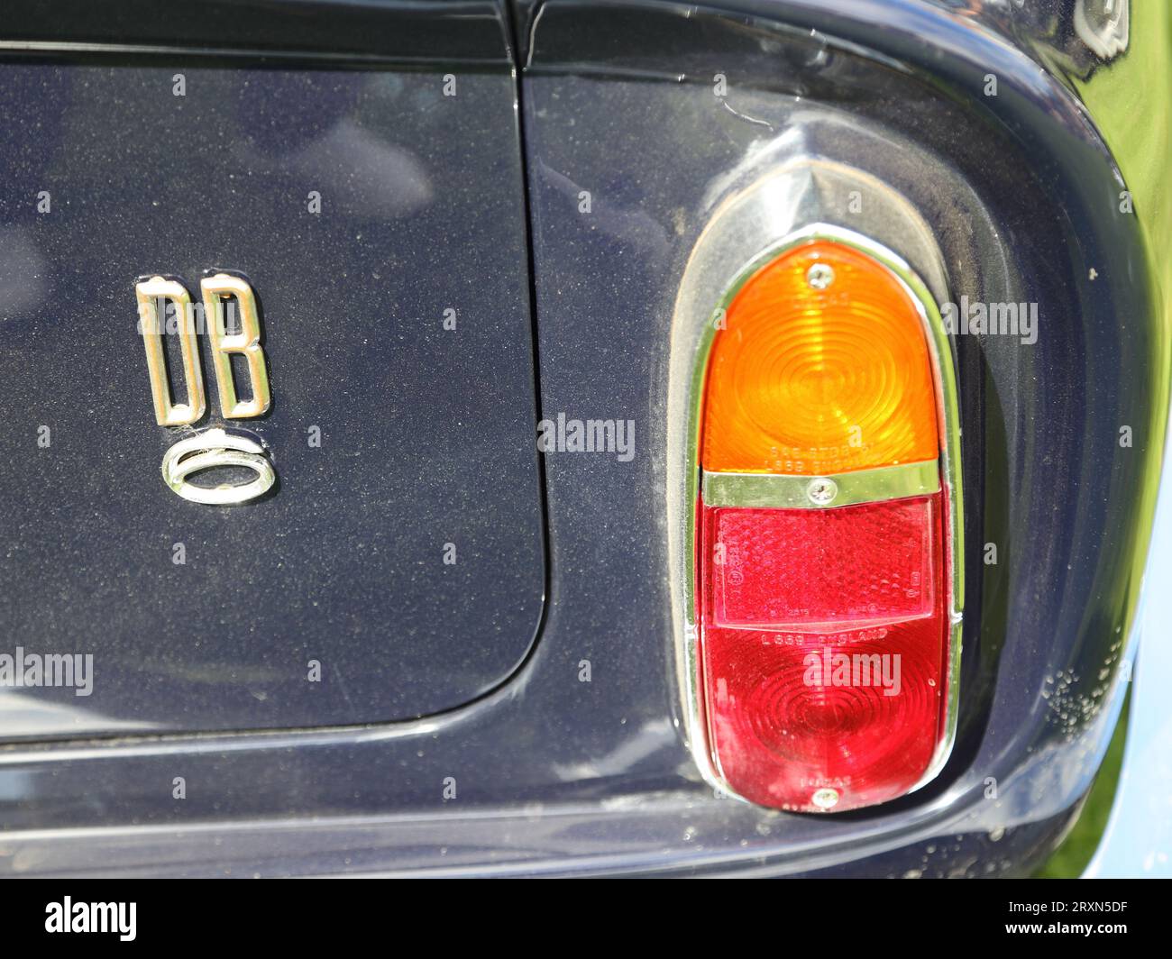 Emblem auf einem Aston Martin DB6 auf dem jährlichen Treffen für Klassiker, Sport und Supersportwagen im Stonor Park in Oxfordshire, Großbritannien Stockfoto