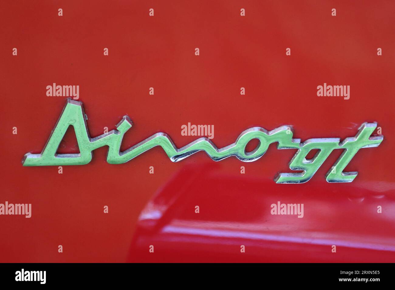 Emblem auf einem Ferrari Dino GT auf dem jährlichen Treffen für Klassiker, Sport und Supersportwagen im Stonor Park in Oxfordshire, Großbritannien Stockfoto