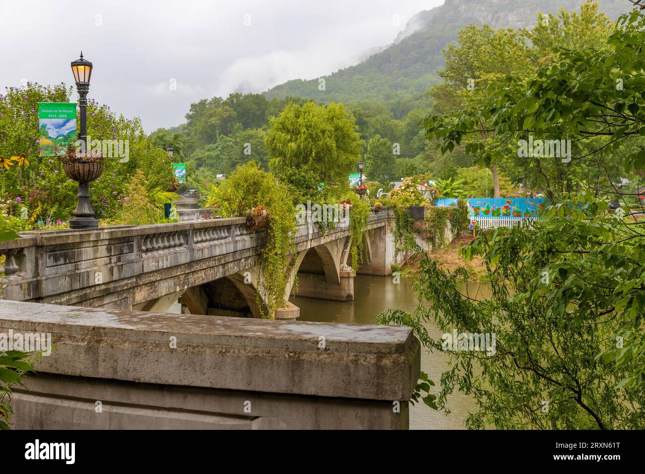 Lure Lake, North Carolina, USA - 11. August 2023: The Flowering Bridge ist ein Freiwilligengarten, der sich an und an jedem Ende der Dekommis befindet Stockfoto